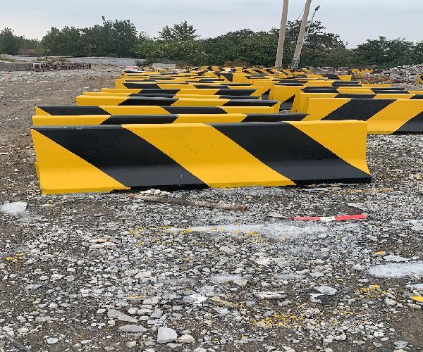 高速出入口水泥防撞墩厂家行业科普：山东开创交通设施有限公司解析高速出入口防撞的作用与选购常识